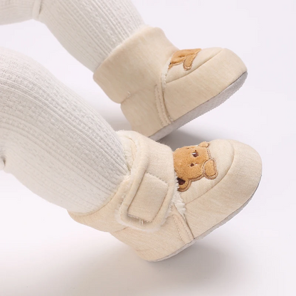 Detalle del material suave de los zapatos para bebé
