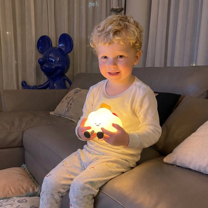 Lámpara de nube encendida sobre una mesa de noche