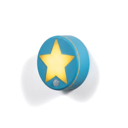 Lámpara nocturna con diseño de estrella sobre una superficie