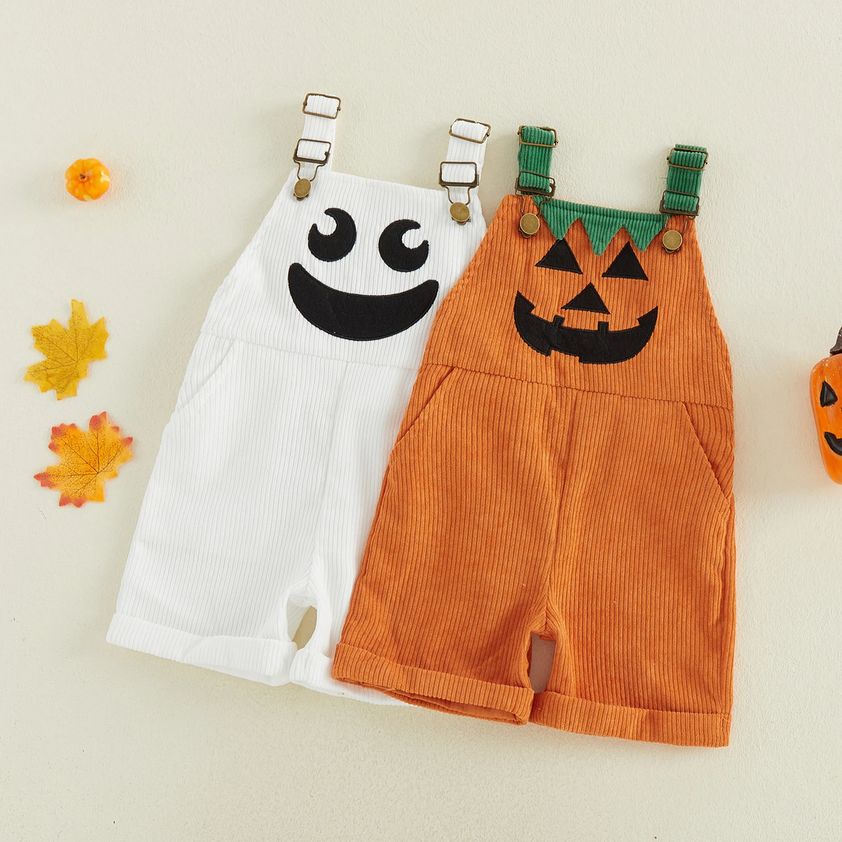 Peto infantil de Halloween con tirantes ajustables visto de frente