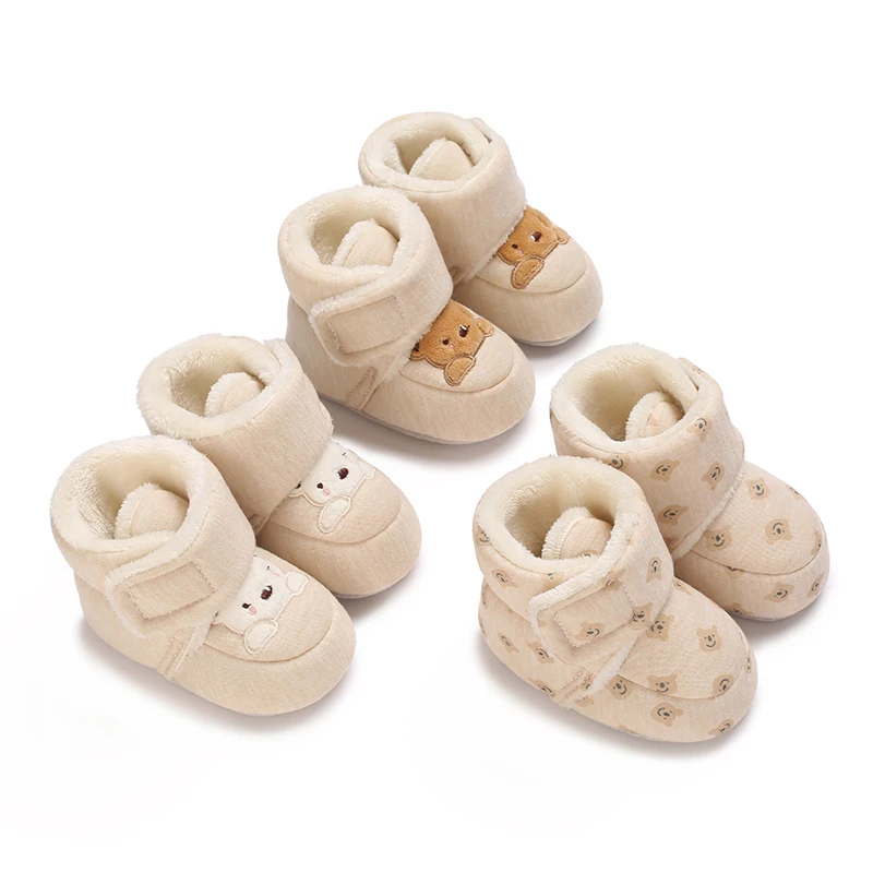 Par de zapatos para bebé ideales para mantener sus pies cálidos
