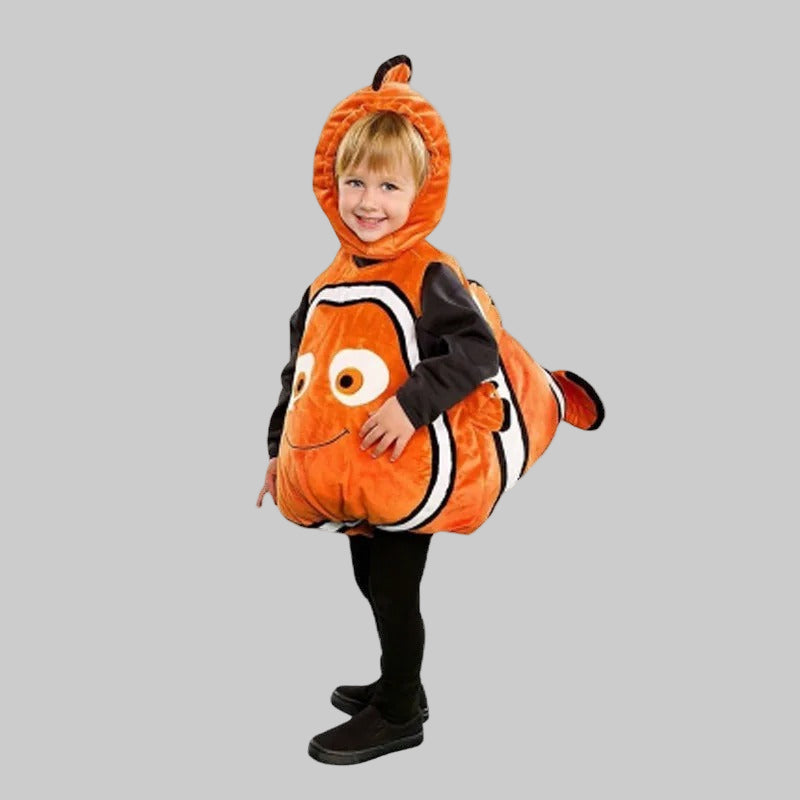 Disfraz infantil de pez tipo jumpsuit completo sobre fondo neutro