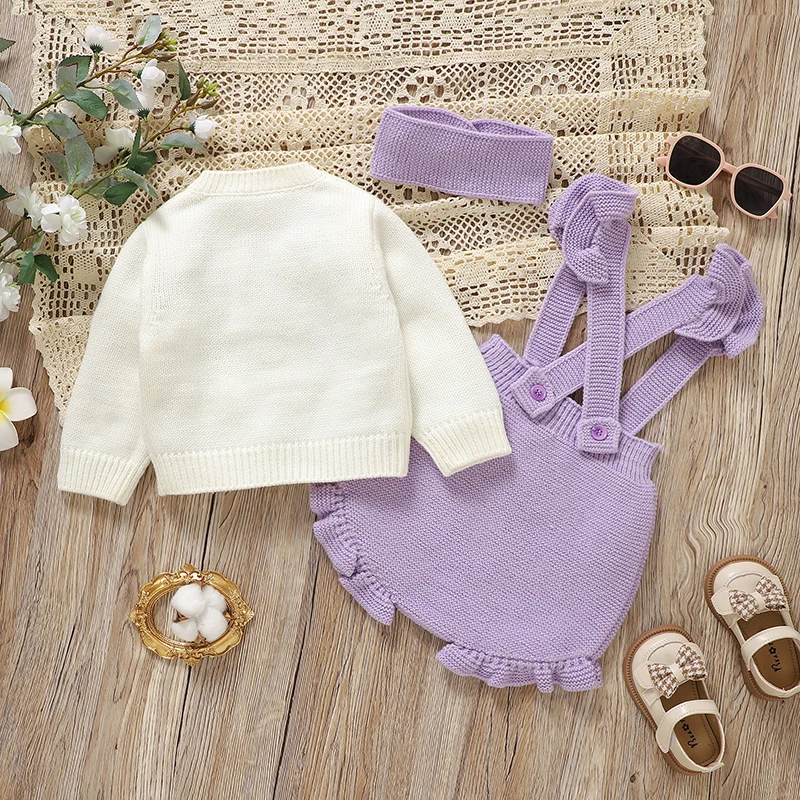 Detalle de los acabados del conjunto de ropa infantil