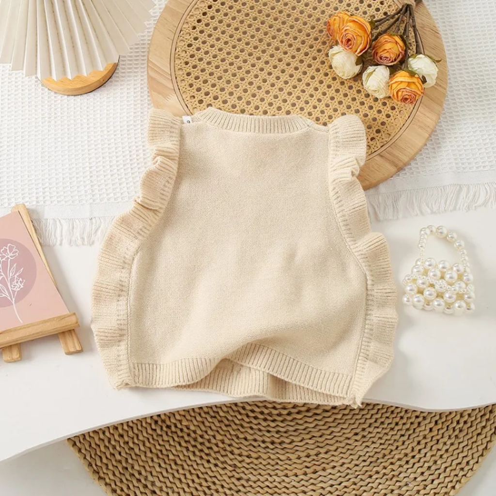 Detalle del cuello y las sisas del chaleco infantil