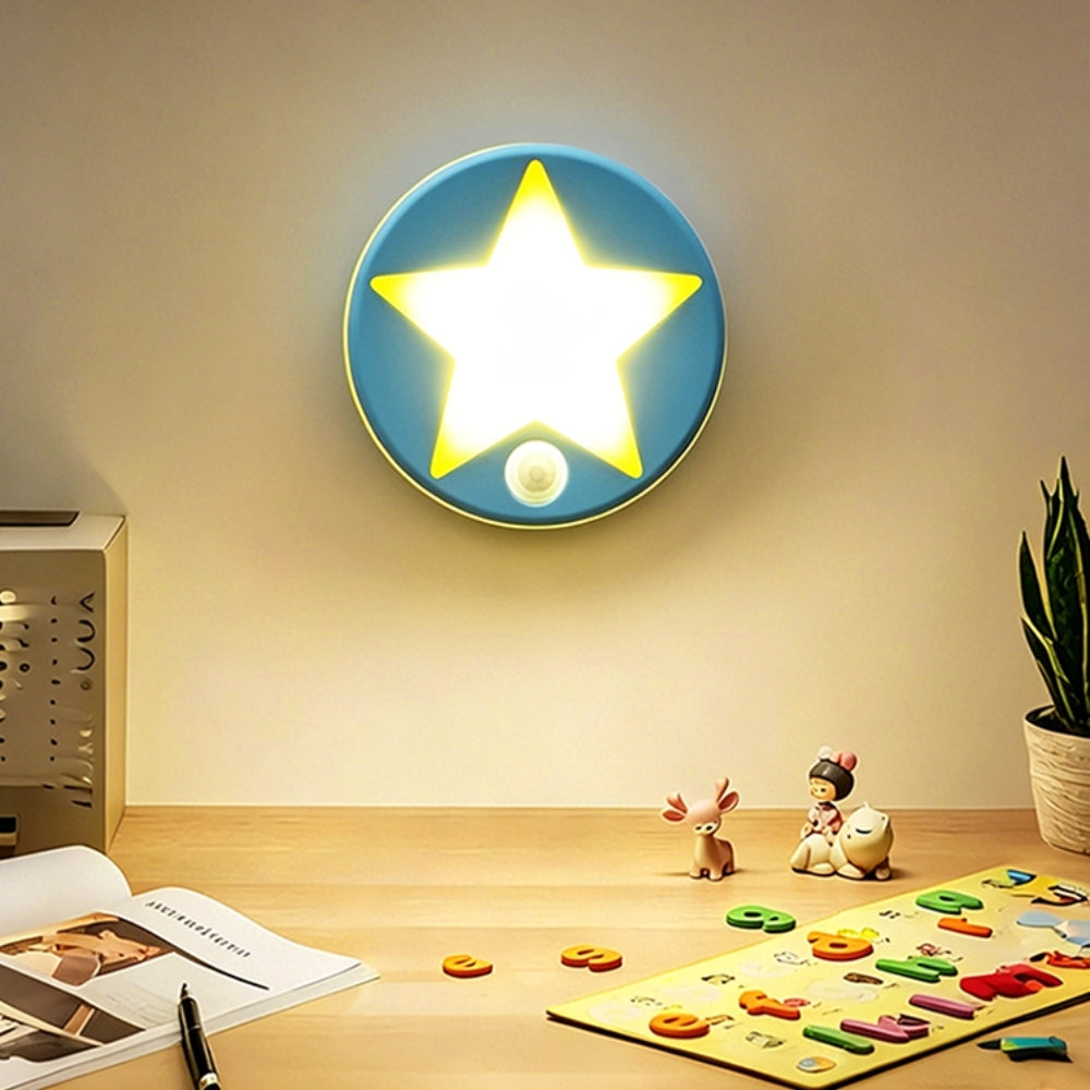 Lámpara nocturna de estrella colocada junto a una cama