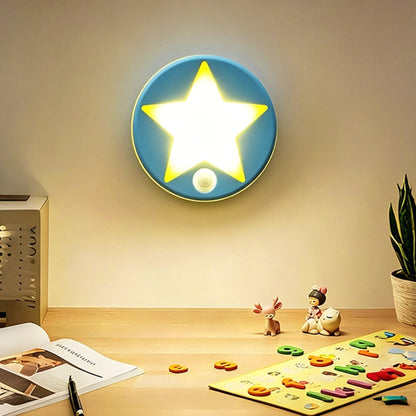 Lámpara nocturna de estrella colocada junto a una cama