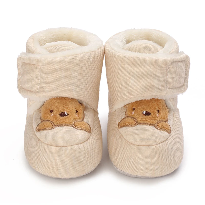 Par de zapatos infantiles suaves para interiores y clima frío