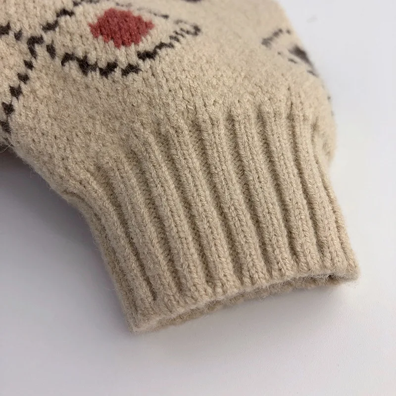 Detalle de la confección del suéter tejido