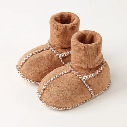 Zapatitos tejidos para bebé colocados de lado