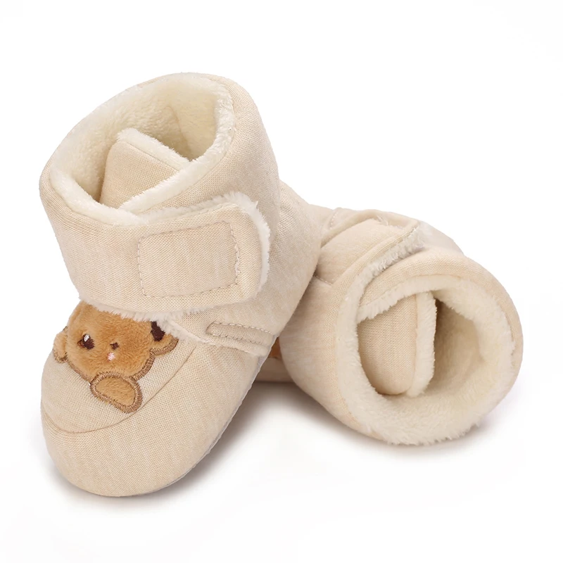 Zapatos afelpados para bebé mostrados desde arriba