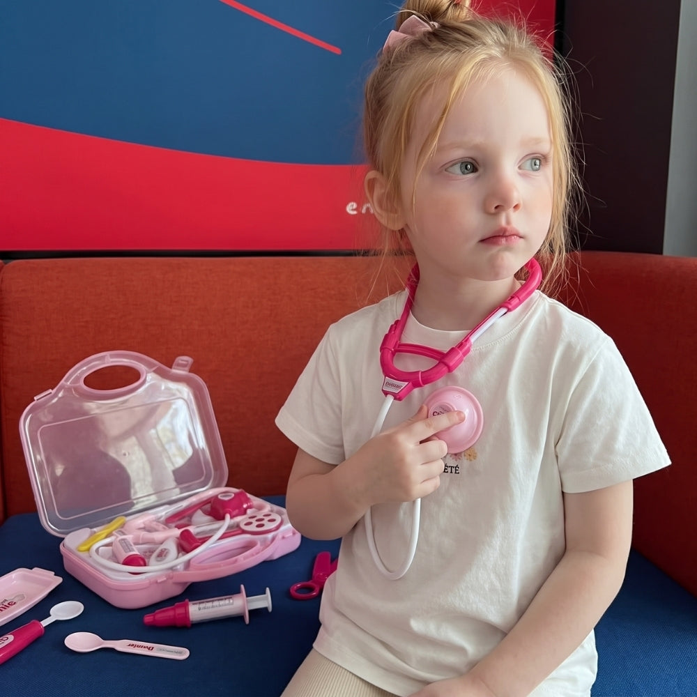 Accesorios del set de doctor infantil organizados en fila