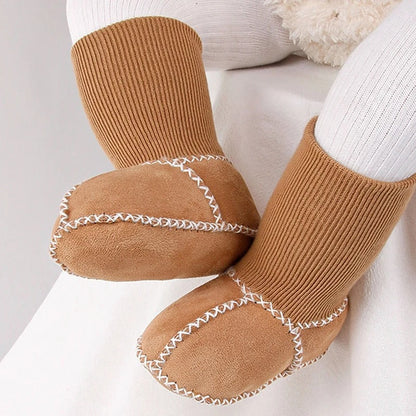 Zapatitos tejidos para bebé vistos juntos