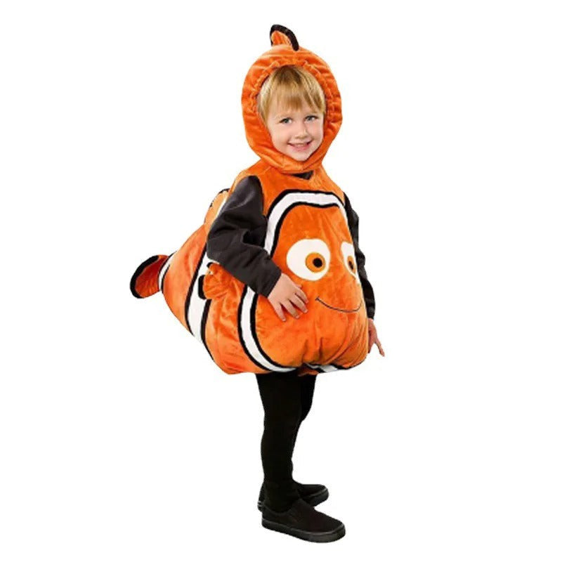 Detalle del diseño de pez en el disfraz infantil tipo jumpsuit