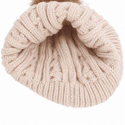 Detalle del gorro infantil con diseño cálido