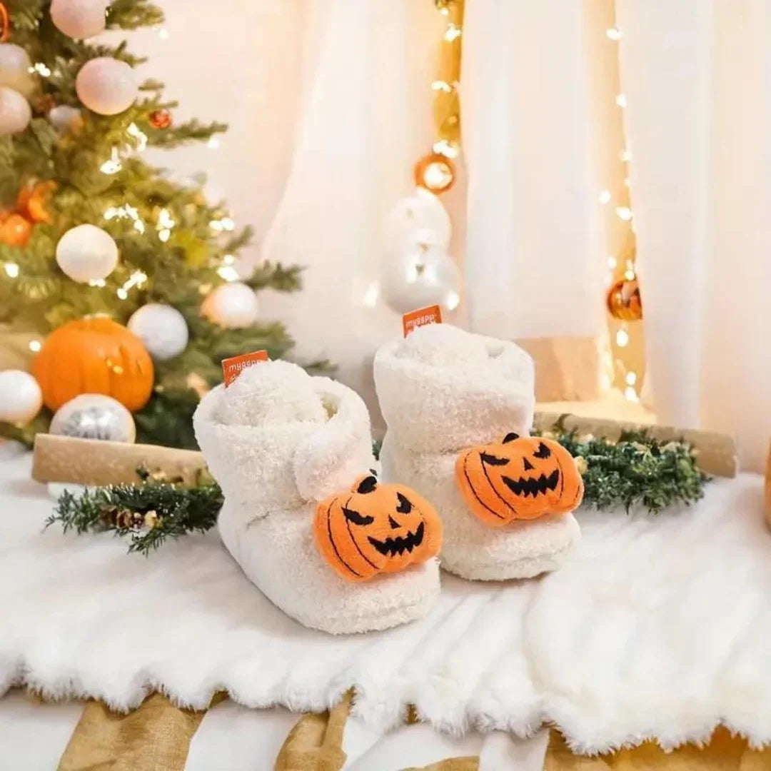 Vista frontal de pantuflas infantiles con diseño de Halloween