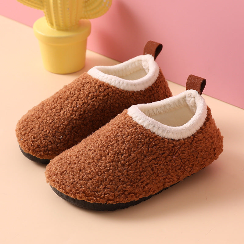 Detalle de las pantuflas cómodas para interiores