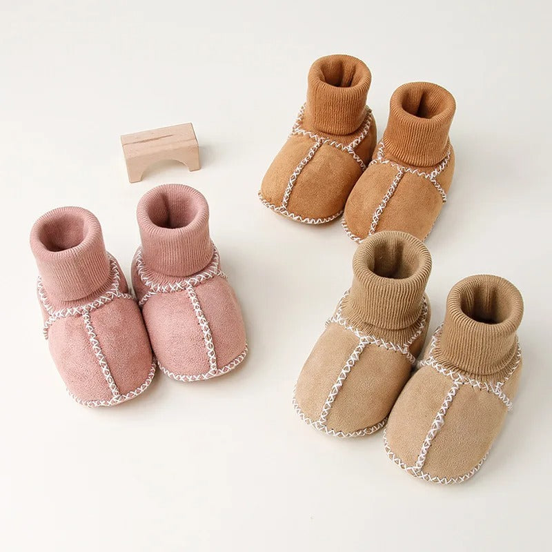 Vista superior de zapatitos tejidos para bebé