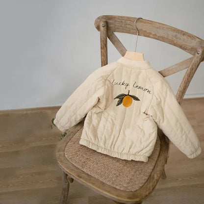 Detalle del bordado en una chaqueta de algodón