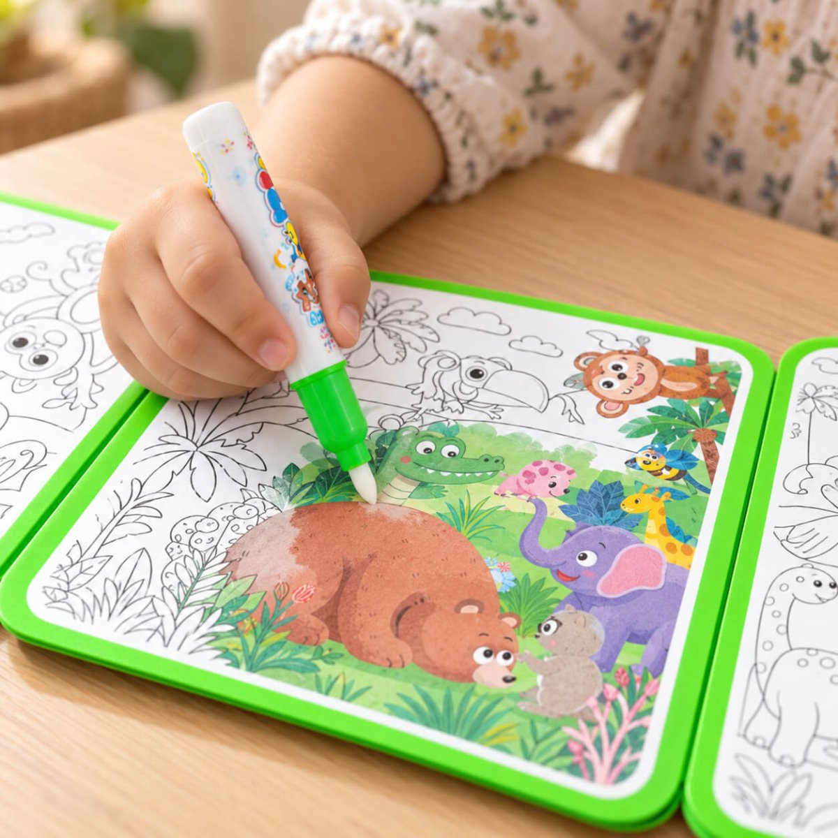 Libro De Agua Reutilizable Para Colorear - Niño Feliz