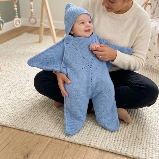 Pelele Tejido de Crochet para Bebé con Capucha - Niño Feliz