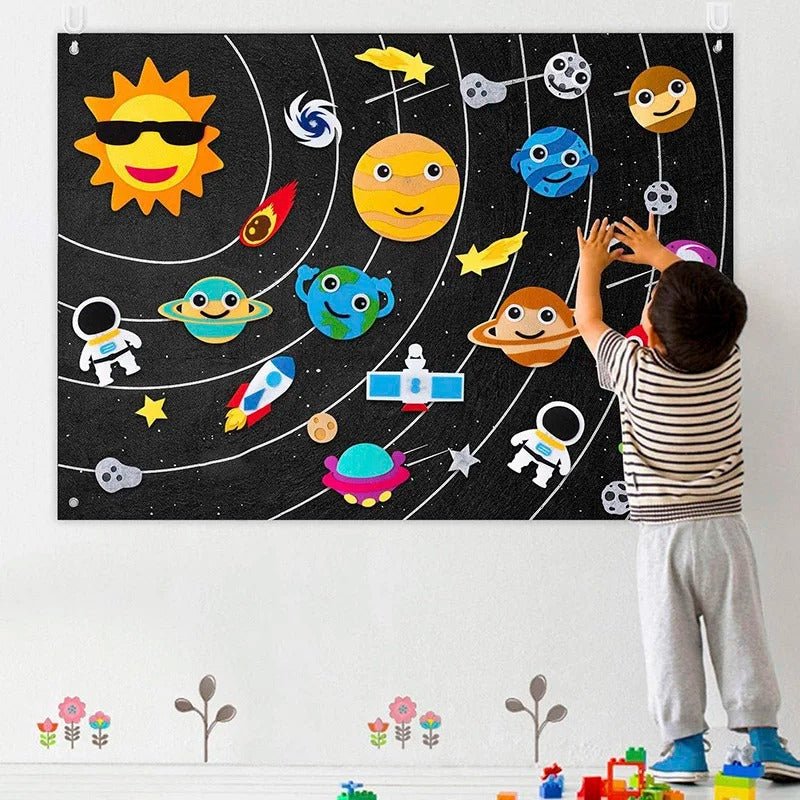 Tablero De Actividades De Fieltro Para Aprendizaje Temprano - Niño Feliz