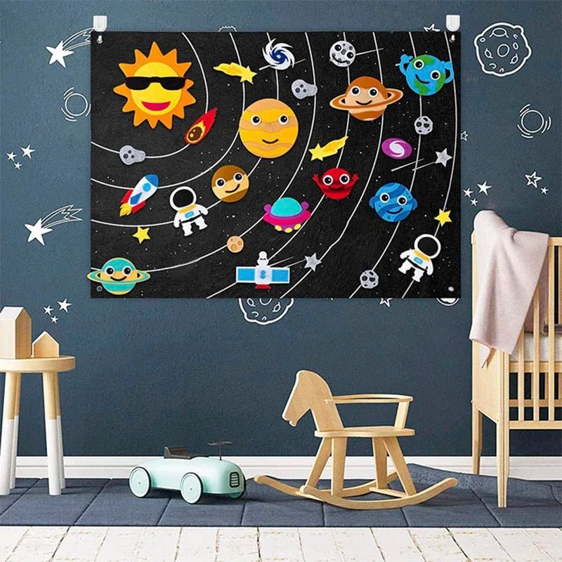 Tablero De Actividades De Fieltro Para Aprendizaje Temprano - Niño Feliz